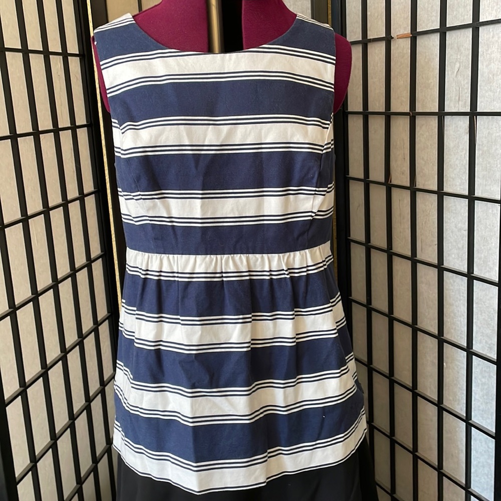 Vineyard Vines blue & white top